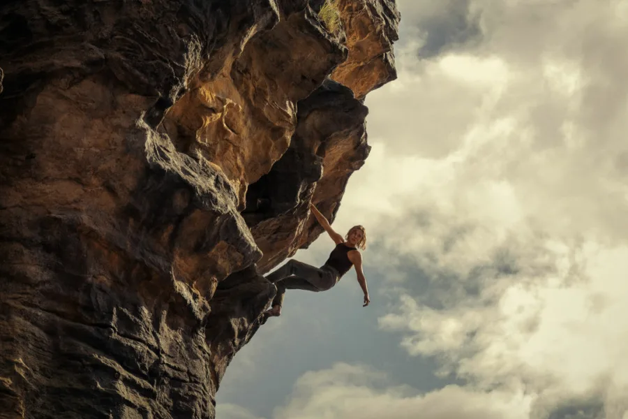 Netflix新片 電影 媒體採購 廣編稿 廣告合作 異業合作 互惠 巔峰獵殺 APEX  莎莉賽隆 Charlize Theron  泰隆艾格頓 Taron Egerton  艾瑞克巴納 Eric Bana  澳洲荒野生存  驚悚動作電影