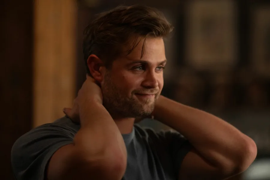 Netflix 新片 媒體採購 廣編稿 廣告合作 異業合作 互惠 高等教慾 瑞秋懷茲 Rachel Weisz 李奧伍道爾 Leo Woodall 約翰史萊特瑞 John Slattery 潔西卡亨維克 禁忌慾望迷你影集 茱莉亞梅喬納斯 小說改編