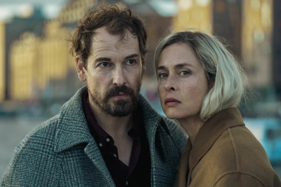 Netflix 新片 媒體採購 廣編稿 廣告合作 異業合作 互惠 密屋陌路 賽門 Simon 間諜避難所  梅瑞 Meret 柏林諜戰  德國聯邦情報局 BND 驚悚影集  俄羅斯探員 動作劇情片  婚姻危機 2026 驚悚新片