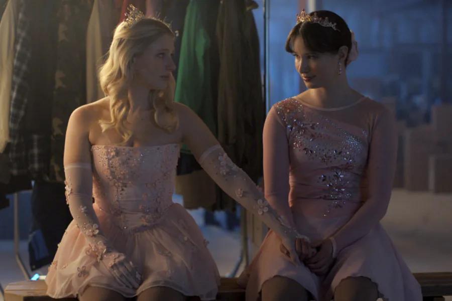 Netflix 新片 媒體採購 廣編稿 廣告合作 異業合作 互惠 如舞薄冰 Finding Her Edge 魯索三姊妹 安德莉安娜與布雷登 花式滑冰浪漫劇 假情侶變真愛