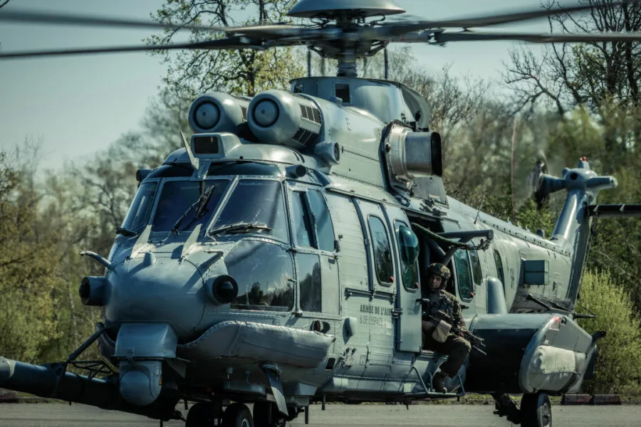 Netflix 新片 媒體採購 廣編稿 廣告合作 異業合作 互惠 GIGN 特勤小隊 湯摩爾席勒 / Tomer Sisley 吉翁古依克斯 / Guillaume Gouix 法國特勤動作 / French Special Forces Action 生死任務懸疑 / High-Stakes Mission Thriller 人性救贖 / Human Redemption