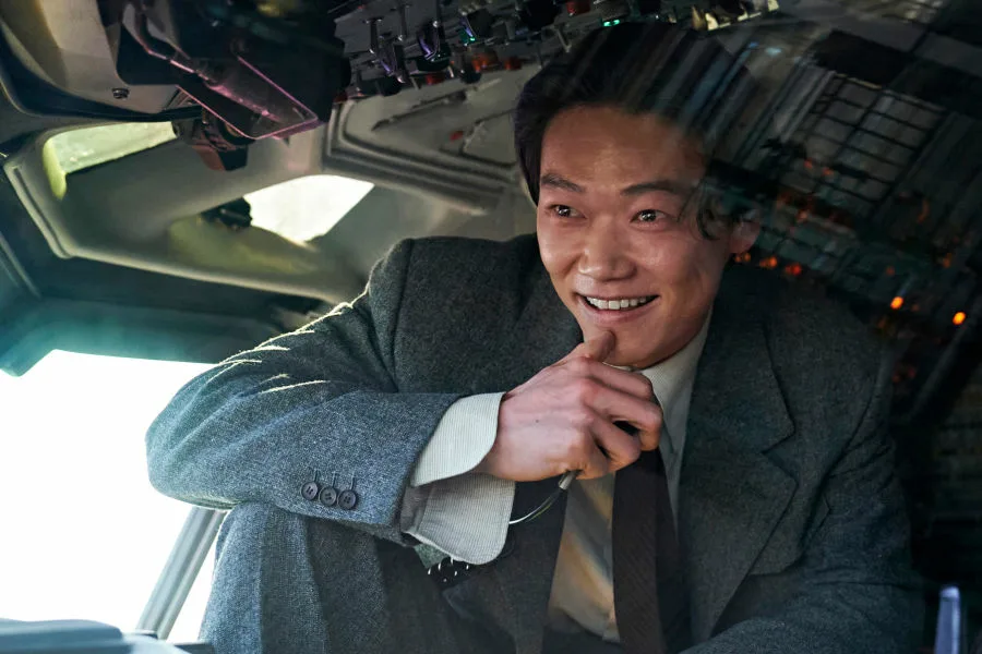 凶降喜訊 Netflix新片 電影 媒體採購 廣編稿 廣告合作 驚悚喜劇 1970年代 客機劫持 秘密計畫 韓國影集 人性光輝 薛景求 洪慶 柳承範