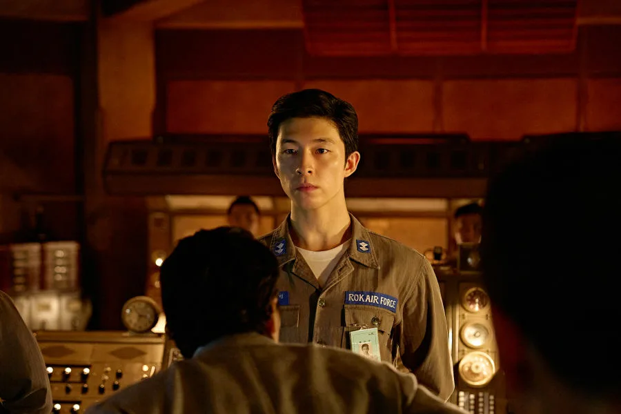 凶降喜訊 Netflix新片 電影 媒體採購 廣編稿 廣告合作 驚悚喜劇 1970年代 客機劫持 秘密計畫 韓國影集 人性光輝 薛景求 洪慶 柳承範