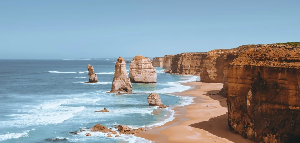 位於澳洲維多利亞省南部、墨爾本以西的大洋路被譽爲全澳最美海岸公路之一，更不能錯過經過常年的風蝕與海蝕而造就出自然壯麗的十二使徒岩，形成最美麗的海岸線