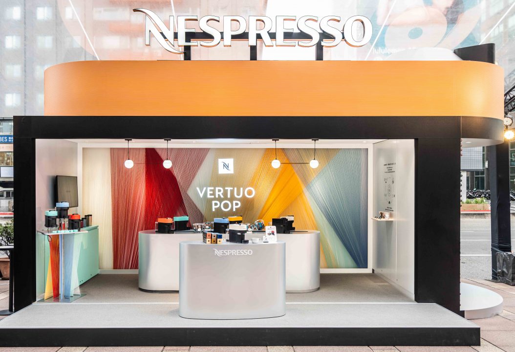 Nespresso打造期間限定全台首座千倍放大版VERTUO POP玩色咖啡快閃店，展開為期15天的台北巡迴，讓消費者化身玩色風格師