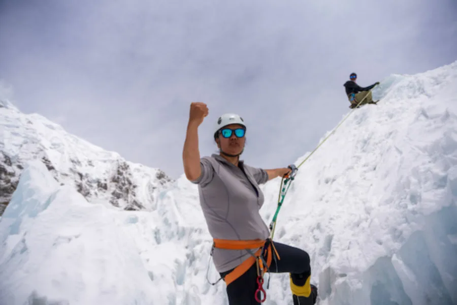 登峰女王拉卡帕·雪巴 Netflix新片 紀錄片 女性登山家 聖母峰 單親媽媽 勵志電影 露西·沃克 拉卡帕•雪巴