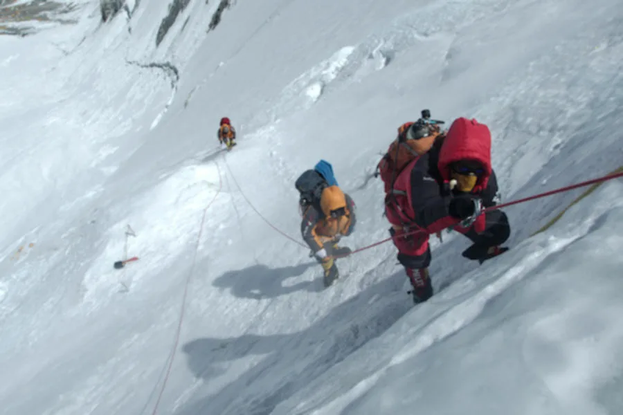 登峰女王拉卡帕·雪巴 Netflix新片 紀錄片 女性登山家 聖母峰 單親媽媽 勵志電影 露西·沃克 拉卡帕•雪巴