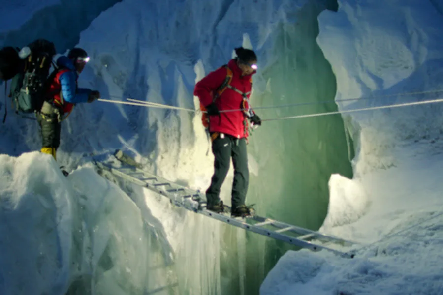 登峰女王拉卡帕·雪巴 Netflix新片 紀錄片 女性登山家 聖母峰 單親媽媽 勵志電影 露西·沃克 拉卡帕•雪巴