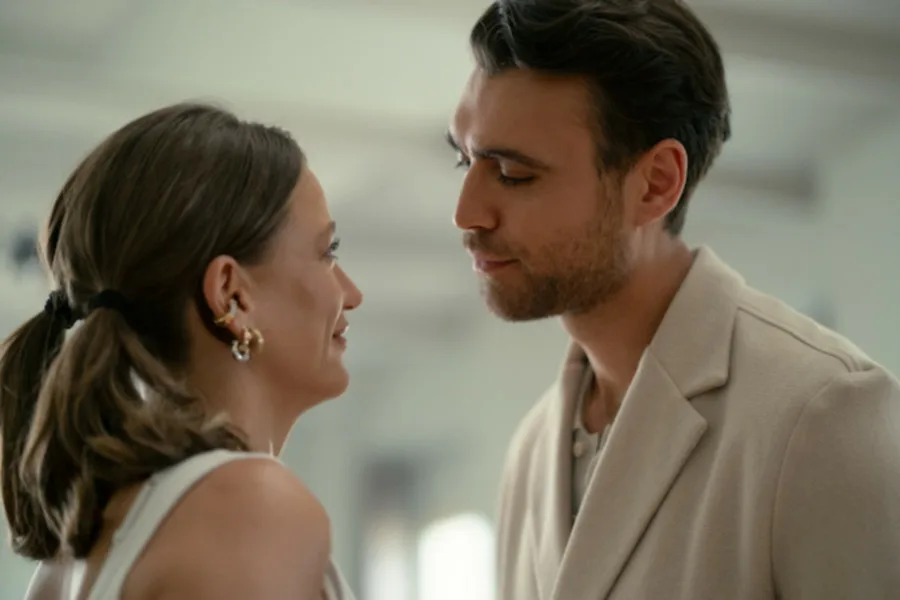 真愛下一位 Netflix 新片 媒體採購 Serenay Sarıkaya Hakan Kurtaş Metin Akdülger Netflix影集 2025年5月15日