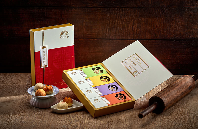 四樣經典迷你蛋黃酥、金賞鳳梨酥、紫玉酥、綠豆椪所組成的年節必備，經典好酥禮盒