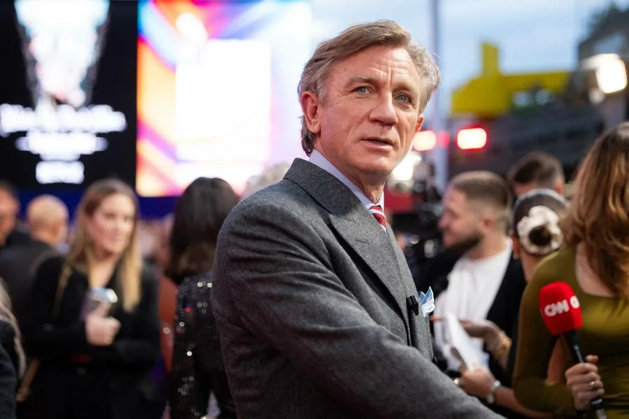 鋒迴路轉亡者歸來 Netflix新片 電影 媒體採購 廣編稿 廣告合作 懸疑推理 燒腦喜劇 貝諾瓦白朗 丹尼爾克雷格 萊恩強森 全明星陣容