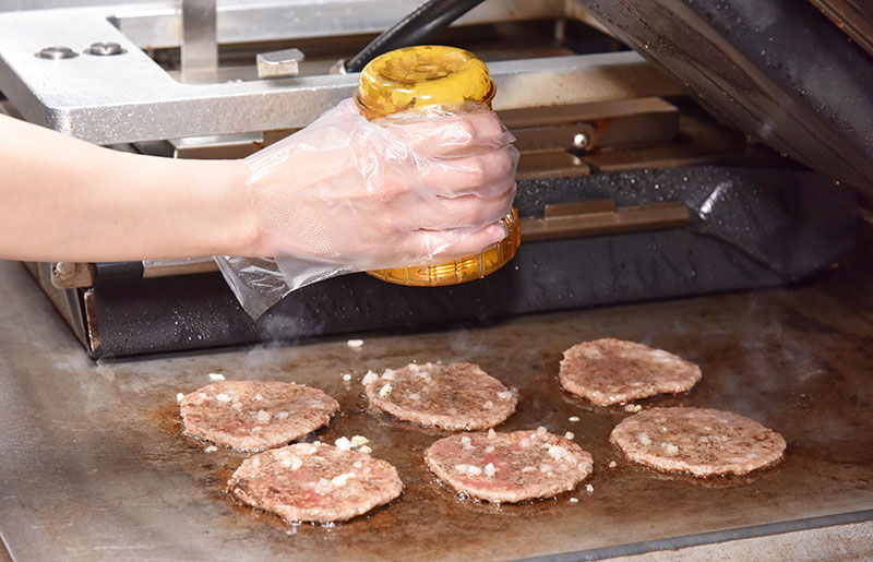 麥當勞的「漢堡美味優化工程」調整烹調程序，煎製牛肉餅時趁熱灑下洋蔥丁，增添更多汁的甘甜風味。